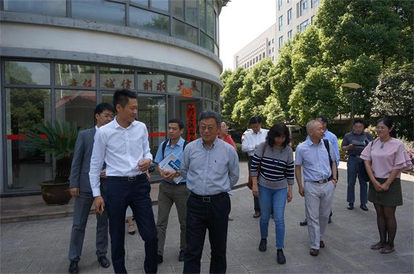 中國（海南）改革發(fā)展研究院院長、國務(wù)院發(fā)展研究中心企業(yè)所所長領(lǐng)導(dǎo)一行來我司調(diào)研工作